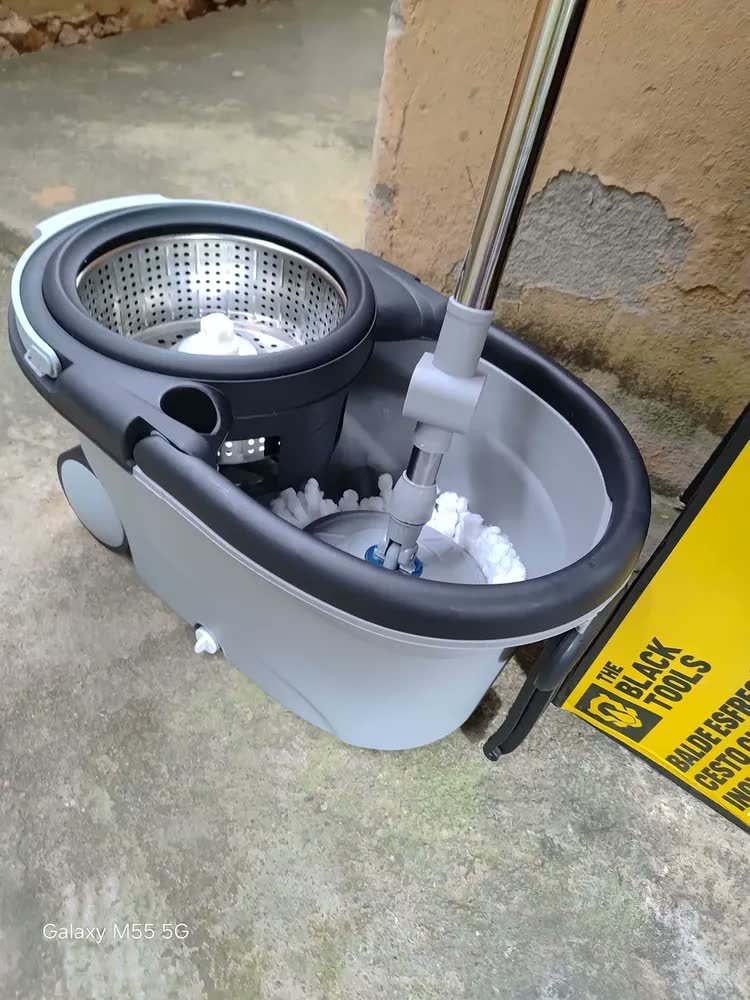 foto de comprador de Mop The Black Tools Mop 360° Giratório TBBL04 Com Balde Centrífuga Inox Cinza Cabo Longo Alça Roda Com 3 Refis