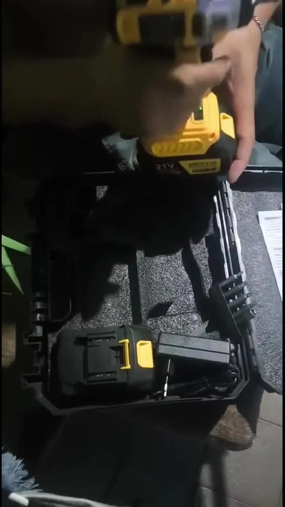 foto de comprador de Chave De Impacto a Bateria Profissional Recarregável 4ah Brushless Parafusadeira Furadeira Alta Potência Sem Escova 2 Baterias MESTRI