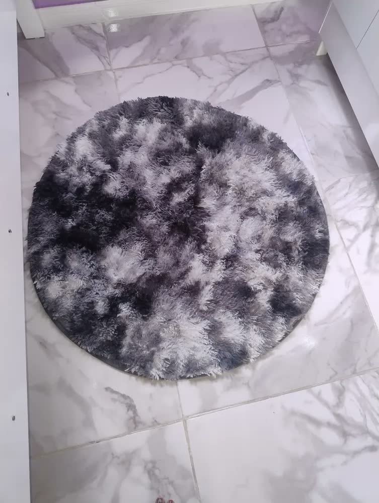 foto de comprador de Tapete Peludo Redondo Luxo Diâmetro 1,00 X 1,00 Promoção