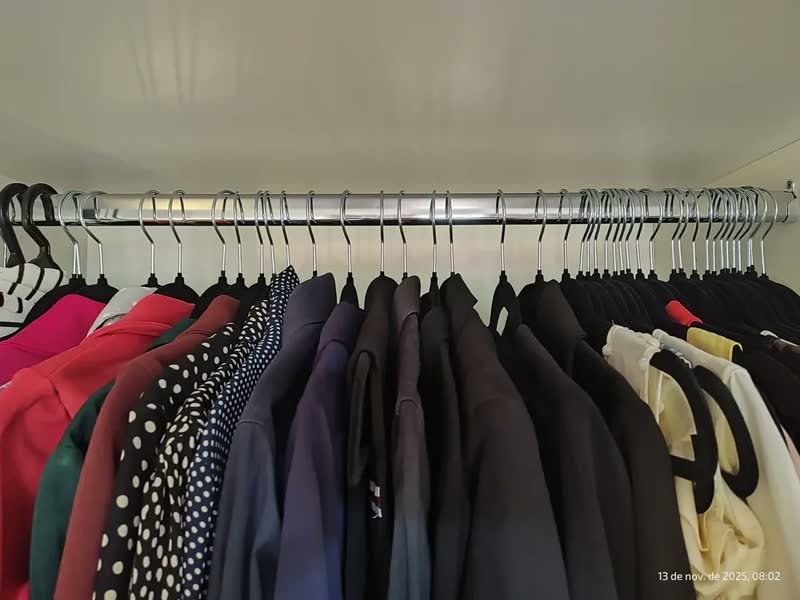 foto de comprador de Kit 50 Cabides Kparts Aveludado Preto E Cinza Bege