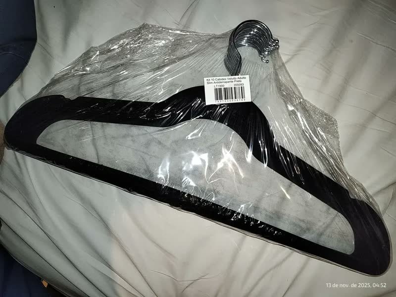 foto de comprador de Kit 50 Cabides Kparts Aveludado Preto E Cinza Bege