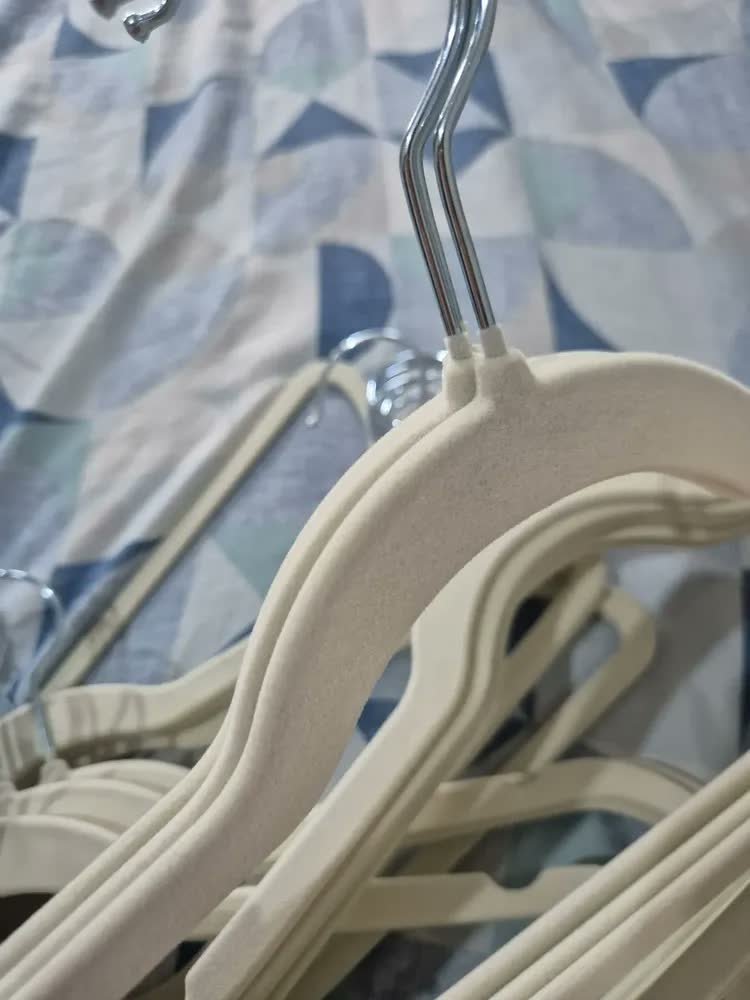 foto de cliente de Kit 50 Cabides Kparts Aveludado Preto E Cinza Bege
